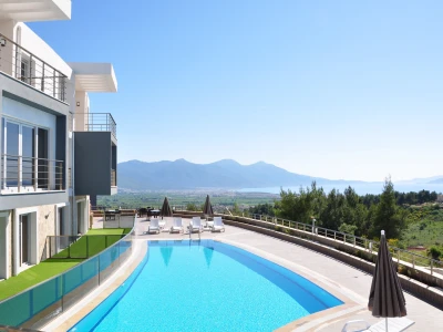 Kuşadası Lavender Residence dış cephe, ortak havuz ve dağ manzarası