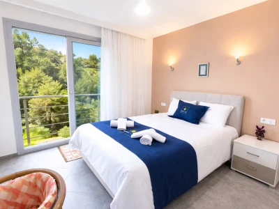 Kuşadası Lavender Residence A5 yatak odası ve balkon manzarası