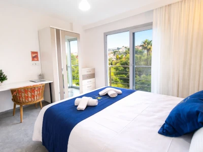 Kuşadası Lavender Residence A5 yatak odası, pencere ve yeşil manzara